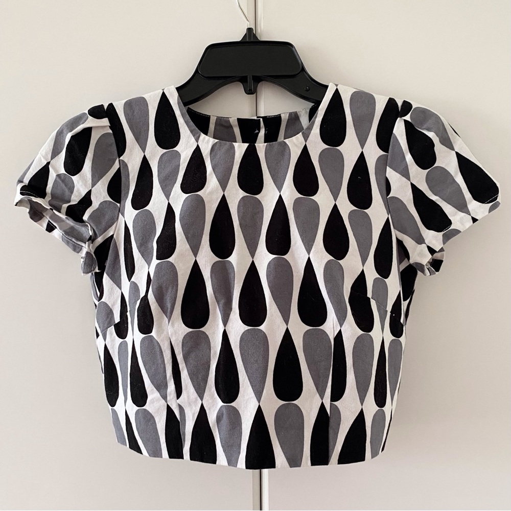 Birds of North America Munia Teardrop Pattern Crop Top